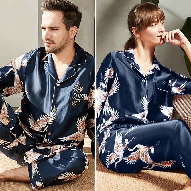 Hellengde krantrykk par pyjamas i silke med lange ermer