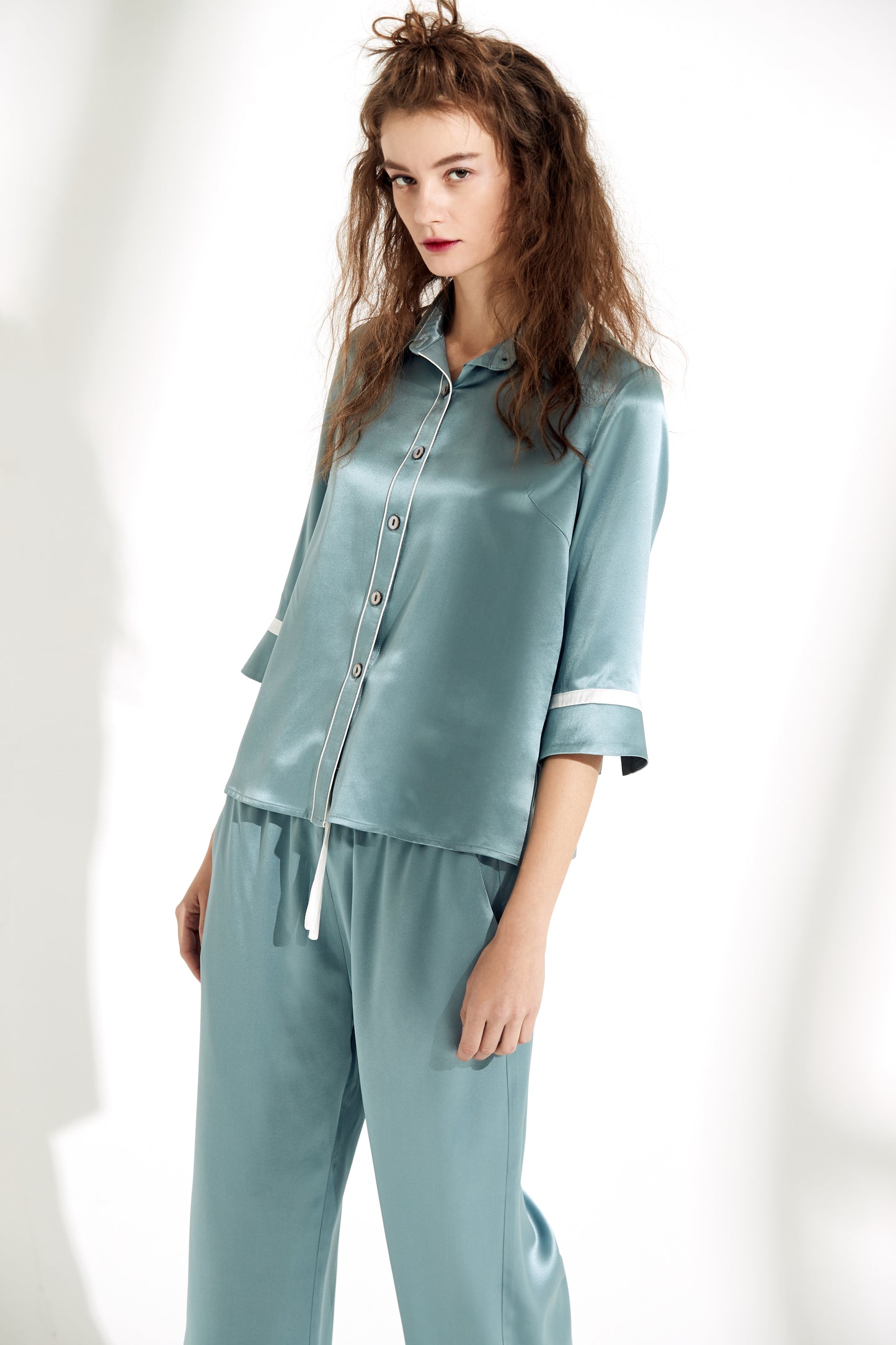 Women's silk pajamas set (three-quarter sleeve shirt and capri pants)