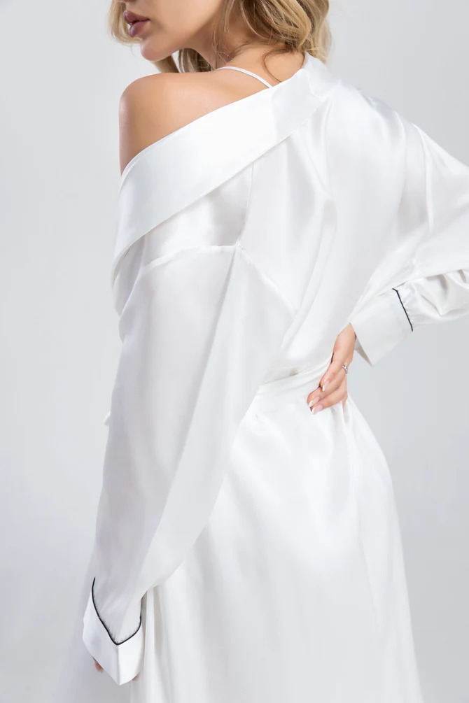 Lang elegant blondenattkjole og morgenkåpesett i silke for kvinner