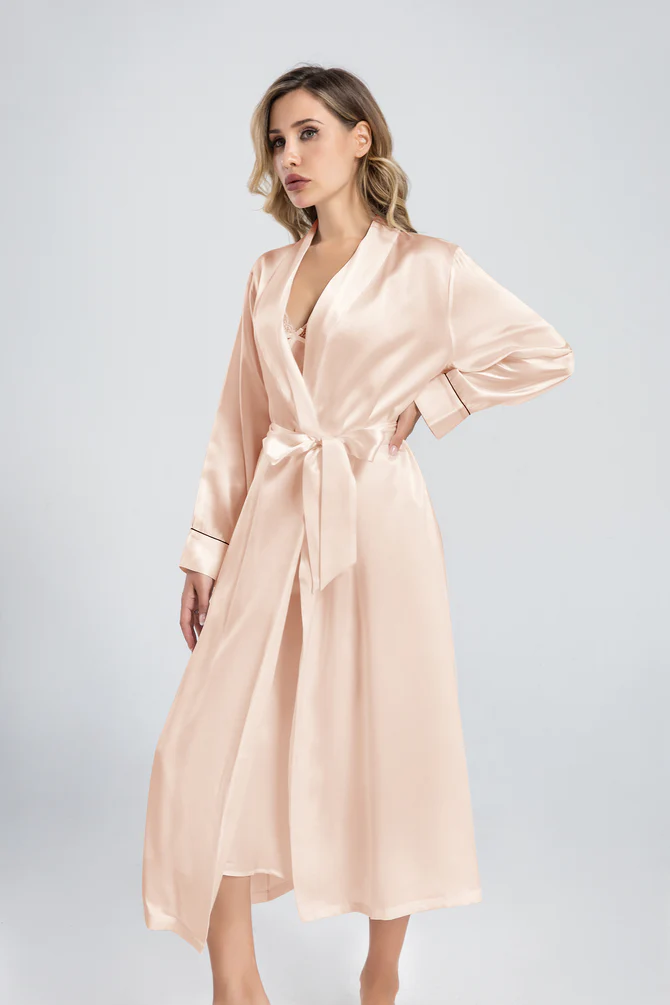 Lang elegant blondenattkjole og morgenkåpesett i silke for kvinner