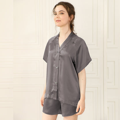 Kort pyjamas i silke med V-hals for kvinner